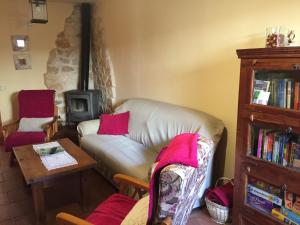 un soggiorno con divano e tavolo di La casa de Martina a Pedraza-Segovia