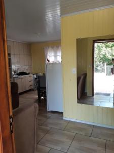 uma cozinha com um frigorífico branco num quarto em Residencial Dei Fiori em Gramado