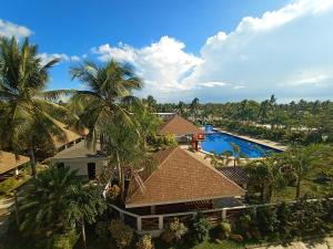 uma vista aérea de um resort com uma piscina em San Pedro Country Farm Resort and Event Center Inc em Cantilan