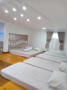 Un pat sau paturi într-o cameră la Budi Asih Guest house Syariah