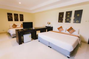 Postel nebo postele na pokoji v ubytování Royal Princess City Lamphun Hotel