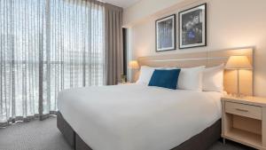 Oaks Brisbane on Charlotte Suites客房内的一张或多张床位