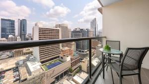 Oaks Brisbane on Charlotte Suites的阳台或露台