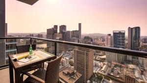 Oaks Brisbane on Charlotte Suites的阳台或露台