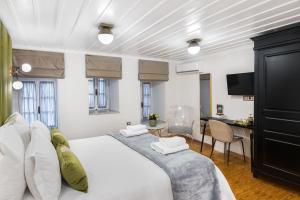 Кровать или кровати в номере Mavrogenous Luxury Apartments