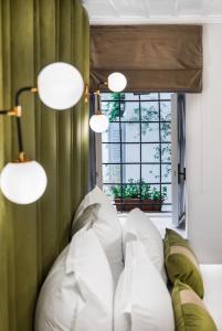 Кровать или кровати в номере Mavrogenous Luxury Apartments