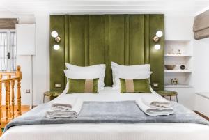 Кровать или кровати в номере Mavrogenous Luxury Apartments