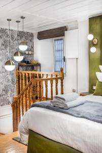 Кровать или кровати в номере Mavrogenous Luxury Apartments
