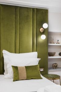Кровать или кровати в номере Mavrogenous Luxury Apartments