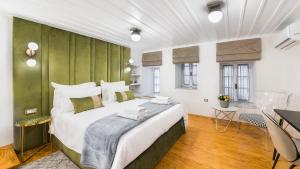 Кровать или кровати в номере Mavrogenous Luxury Apartments