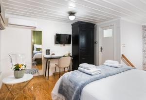 Кровать или кровати в номере Mavrogenous Luxury Apartments