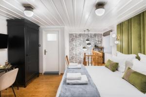 Кровать или кровати в номере Mavrogenous Luxury Apartments