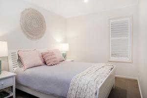 Una cama o camas en una habitación de Beachfront One, Mollymook