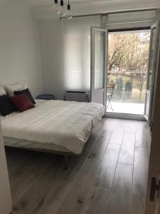 1 dormitorio con 1 cama y una gran puerta corredera de cristal en AMARA PIO XII PARKING 15E night WIFI TERRACE en San Sebastián