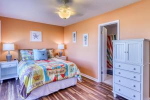 เตียงในห้องที่ Pensacola Beach Condos