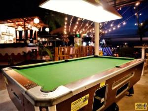 Biliardový stôl v ubytovaní Micky Monkey Beach Hotel Phuket Maikhao Thailand
