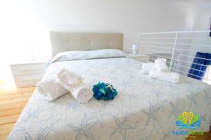 A bed or beds in a room at Pavon House Blue - Villetta nuova costruzione 80 mt dal mare, 3 km da spiagge Torre San Giovanni
