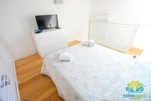 A bed or beds in a room at Pavon House Blue - Villetta nuova costruzione 80 mt dal mare, 3 km da spiagge Torre San Giovanni