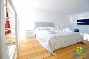 A bed or beds in a room at Pavon House Blue - Villetta nuova costruzione 80 mt dal mare, 3 km da spiagge Torre San Giovanni