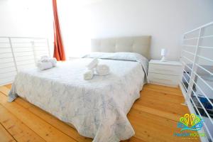A bed or beds in a room at Pavon House Blue - Villetta nuova costruzione 80 mt dal mare, 3 km da spiagge Torre San Giovanni