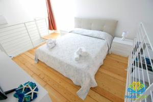 A bed or beds in a room at Pavon House Blue - Villetta nuova costruzione 80 mt dal mare, 3 km da spiagge Torre San Giovanni