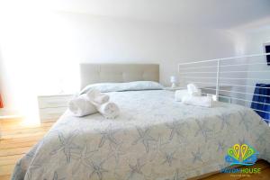 A bed or beds in a room at Pavon House Blue - Villetta nuova costruzione 80 mt dal mare, 3 km da spiagge Torre San Giovanni