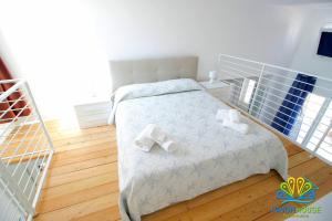 A bed or beds in a room at Pavon House Blue - Villetta nuova costruzione 80 mt dal mare, 3 km da spiagge Torre San Giovanni