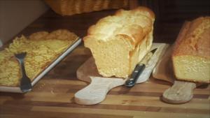 eine Gruppe von Brot und Löffeln auf einem Tisch in der Unterkunft Le Beaugency in Beaugency