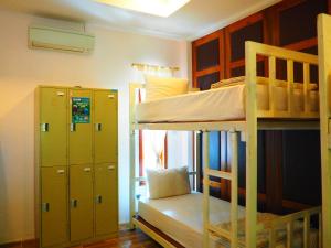 Katil atau katil-katil dalam bilik di Seashell Resort Hostel Koh Tao