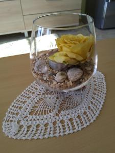 uma taça de vidro cheia de pedras e batatas fritas numa mesa em Private Apartment A12 in July Morning Seaside Resort em Kavarna