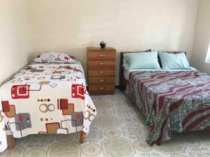 - une chambre avec 2 lits et une commode dans l'établissement Mapusagas Riverside x2Bedrooms Home away from home #4 Sleeps 2-6, à Apia