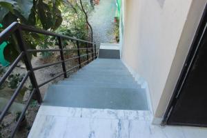 een trap naar een gebouw met een reling bij Ramya Resort & Spa in Dakan Kotra