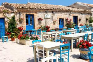Reštaurácia alebo iné gastronomické zariadenie v ubytovaní Villa Salina fronte mare