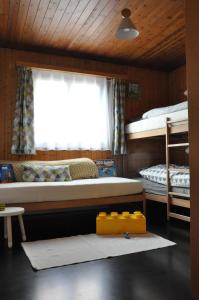 a room with two bunk beds and a window at Chalet Bietschhorn Rosswald in Termen