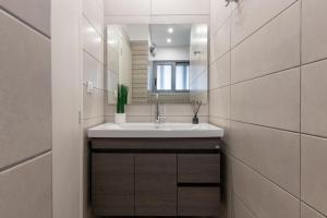 Koupelna v ubytování City Vibes, a KalamataStay Property