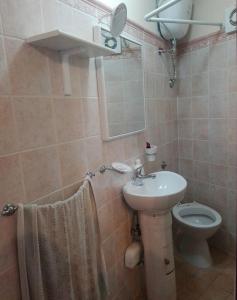 bagno con lavandino e servizi igienici di B&B Francesca a Zagarise