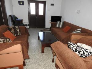 Sala de estar con 2 sofás y mesa de centro en Christos House, en Kakopetria
