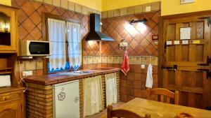 una cocina con fregadero y encimera en La Portilla de Cabezo, en Cabezo