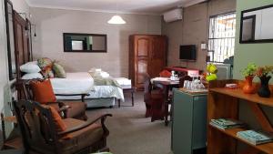 TV a/nebo společenská místnost v ubytování Rustique Paris Guest House
