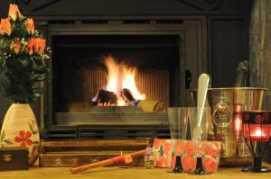 una chimenea con chimenea en una habitación en La Portilla de Cabezo, en Cabezo