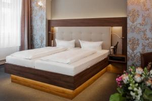 Postel nebo postele na pokoji v ubytování Hotel Schwarzer Adler Stendal