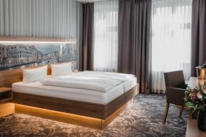 Postel nebo postele na pokoji v ubytování Hotel Schwarzer Adler Stendal