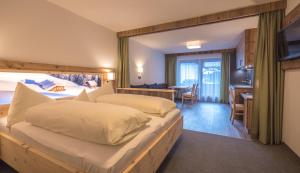 Postel nebo postele na pokoji v ubytování Central Hotel & Apart mit Landhaus Central