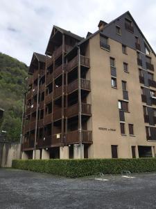 un gran edificio con balcones en un lateral en Duplex T2 Cabine aux pieds du télécabine avec parking, en Luchon