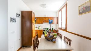 a kitchen with a table with a basket of fruit on it at Agriturismo Ca' Baccan in Cavallino-Treporti
