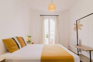 Un dormitorio con una cama grande y una ventana en BRIGHT and FABULOUS PENTHOUSE with TERRACES, en Madrid