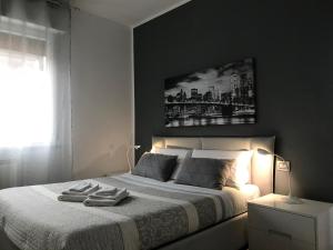sypialnia z łóżkiem i ręcznikami w obiekcie La Maggiolina camere La Spezia w mieście La Spezia