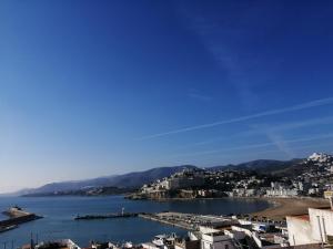 een uitzicht op een stad en een waterlichaam bij atico en el centro del castillo CASA KIKO in Peñíscola +1 foto