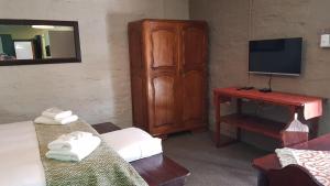 TV a/nebo společenská místnost v ubytování Rustique Paris Guest House