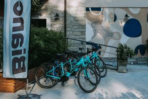 eine Gruppe von Fahrrädern, die neben einem Gebäude geparkt werden in der Unterkunft Casa della Capra in Mergozzo